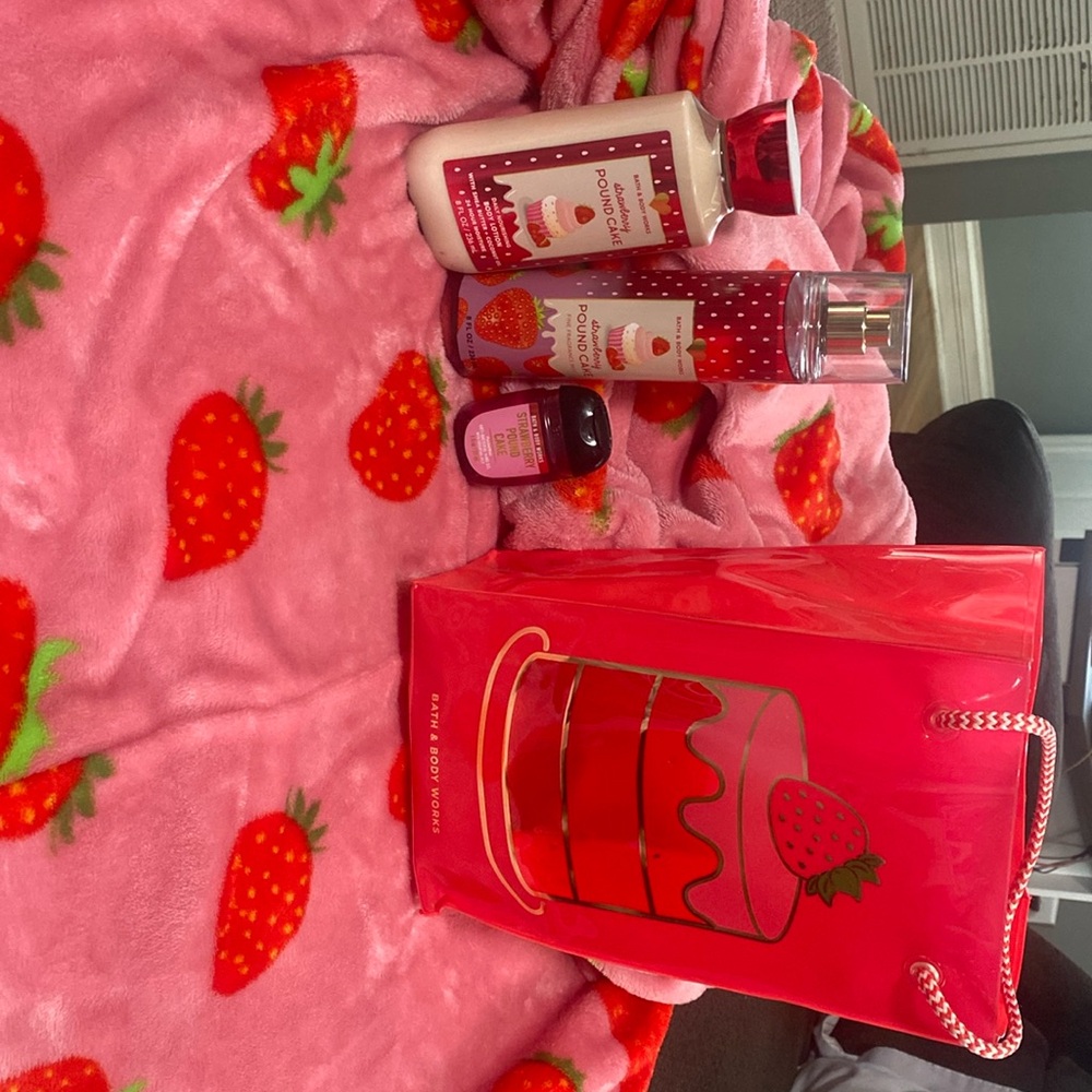 Strawberry Poundcake Bath and Body Works Set!!